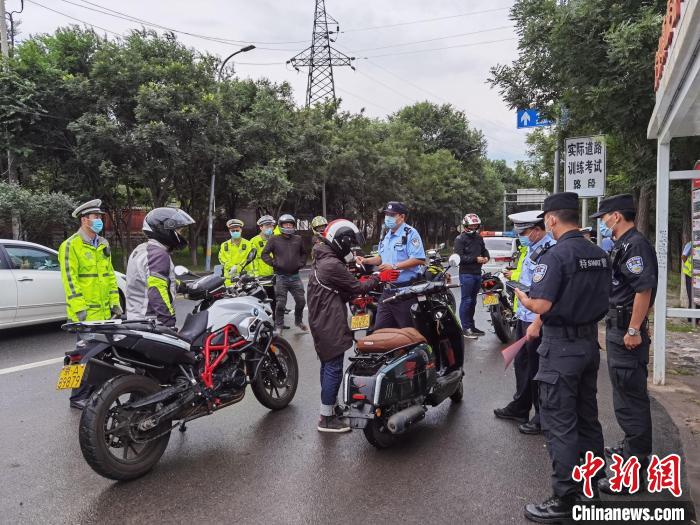 北京门头沟分局交通支队在多条道路开展摩托车违法行为检查。　北京门头沟分局交通支队供图