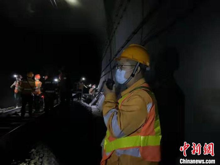 工作人员在检修现场。　杭州工务段供图