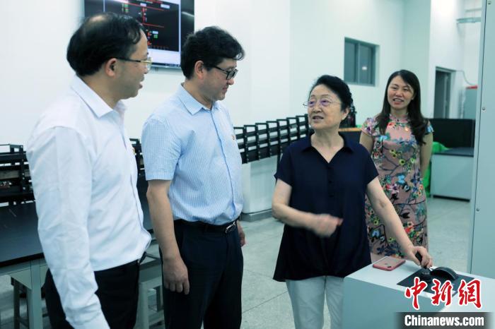 钮小明(右二)在西南交大犀浦校区参观电气工程学院实验室。　王磊 摄