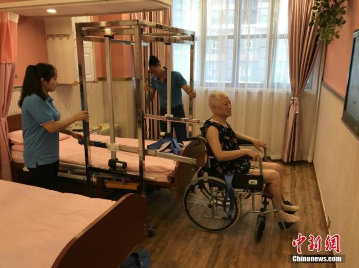 资料图：重庆一养老服务所自主设计的一款专为失能老人服务的“移动机”正式投用。 钟欣 摄